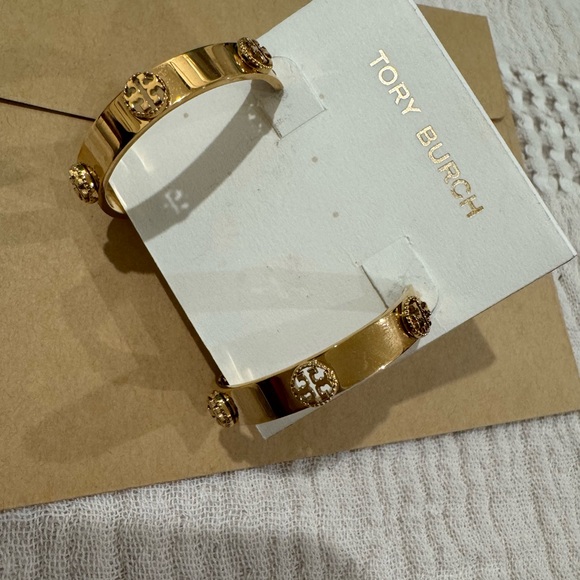 NWT Tory Burch Milgrain Logo Hoop Earring - Picture 3 of 3